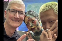 Công nghệ thông tin - Clip Tim Cook trong &quot;xưởng nghệ thuật không giống ai&quot; ở Hà Nội