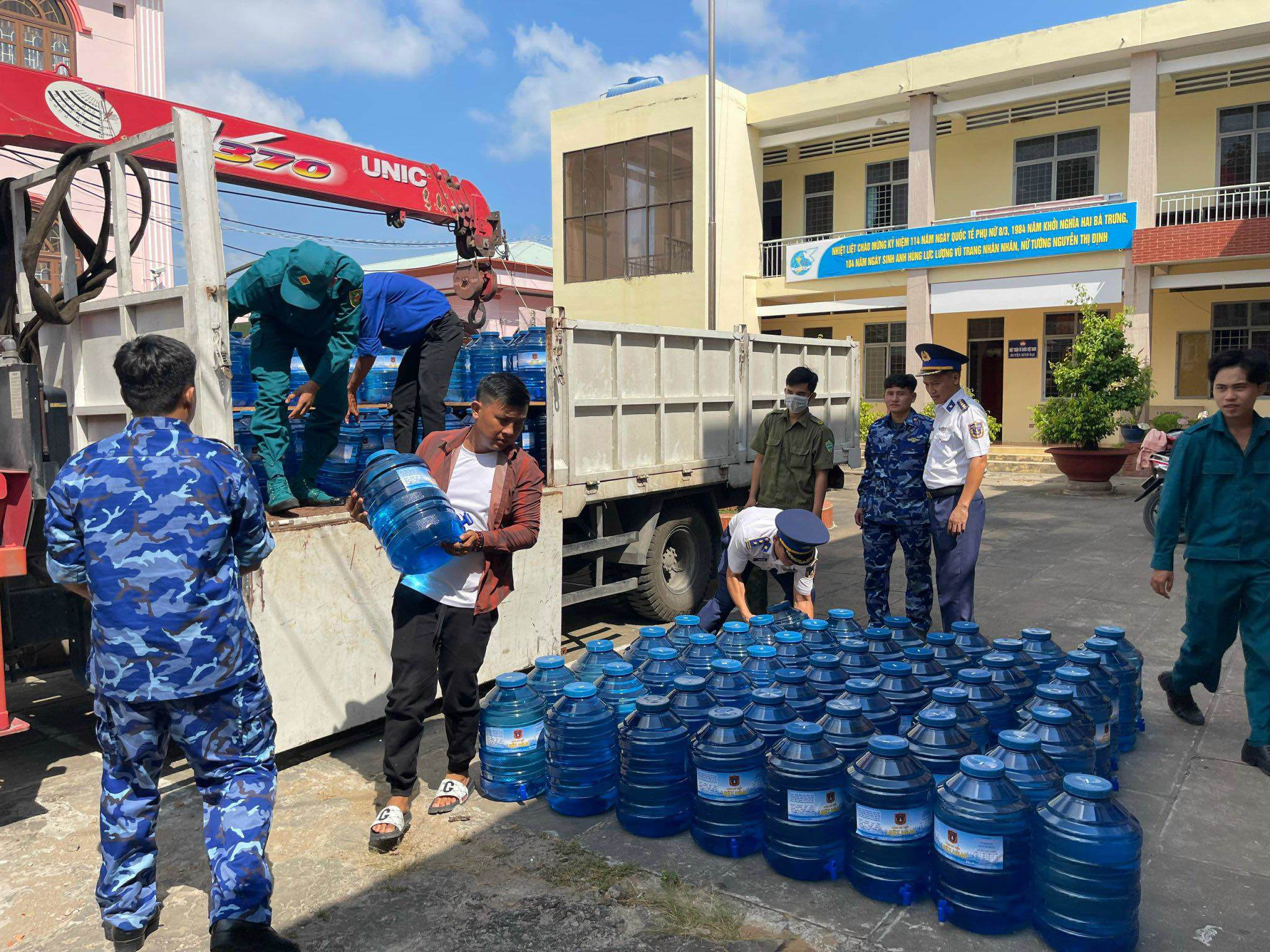 Lực lượng cảnh sát biển hỗ trợ nước uống cho bà con vùng hạn mặn