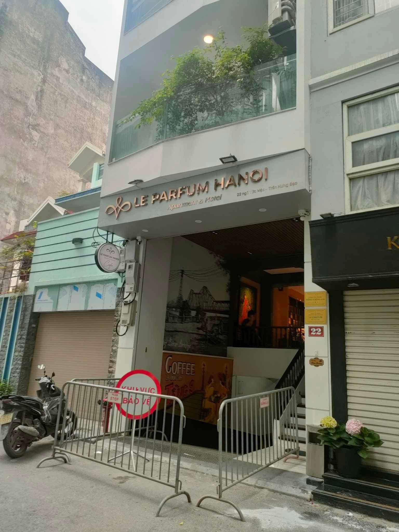 Lực lượng chức năng lập rào chắn tại ngôi nhà xảy ra sự cố