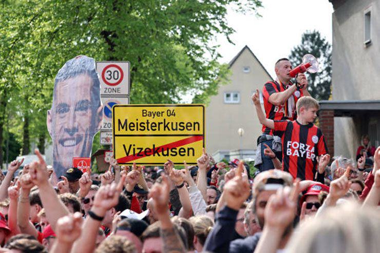 Các CĐV Leverkusen bắt đầu đổ về sân BayArena rất đông. Trên hình là tấm biển mà dòng chữ "Vizekusen" ("Kusen về nhì") bị gạch đỏ, thay vào đó là "Meisterkusen" ("Kusen vô địch")