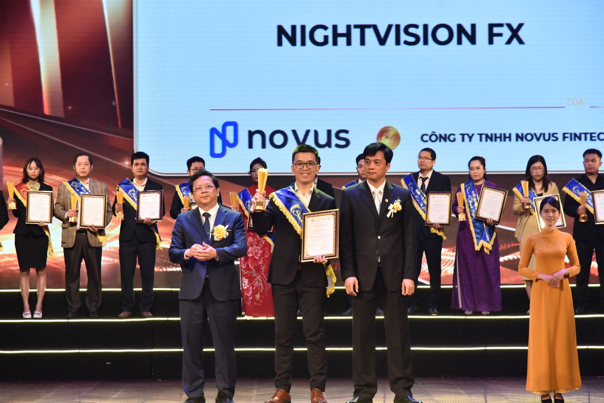 Ông Hoàng Việt, tổng giám đốc công ty Novus Fintech nhận giải Sao Khuê 2024 hạng mục ngân hàng số