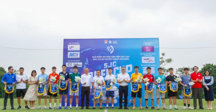 Đại diện các đội bóng tại lễ khai mạc giải SJC Open Cup 2024