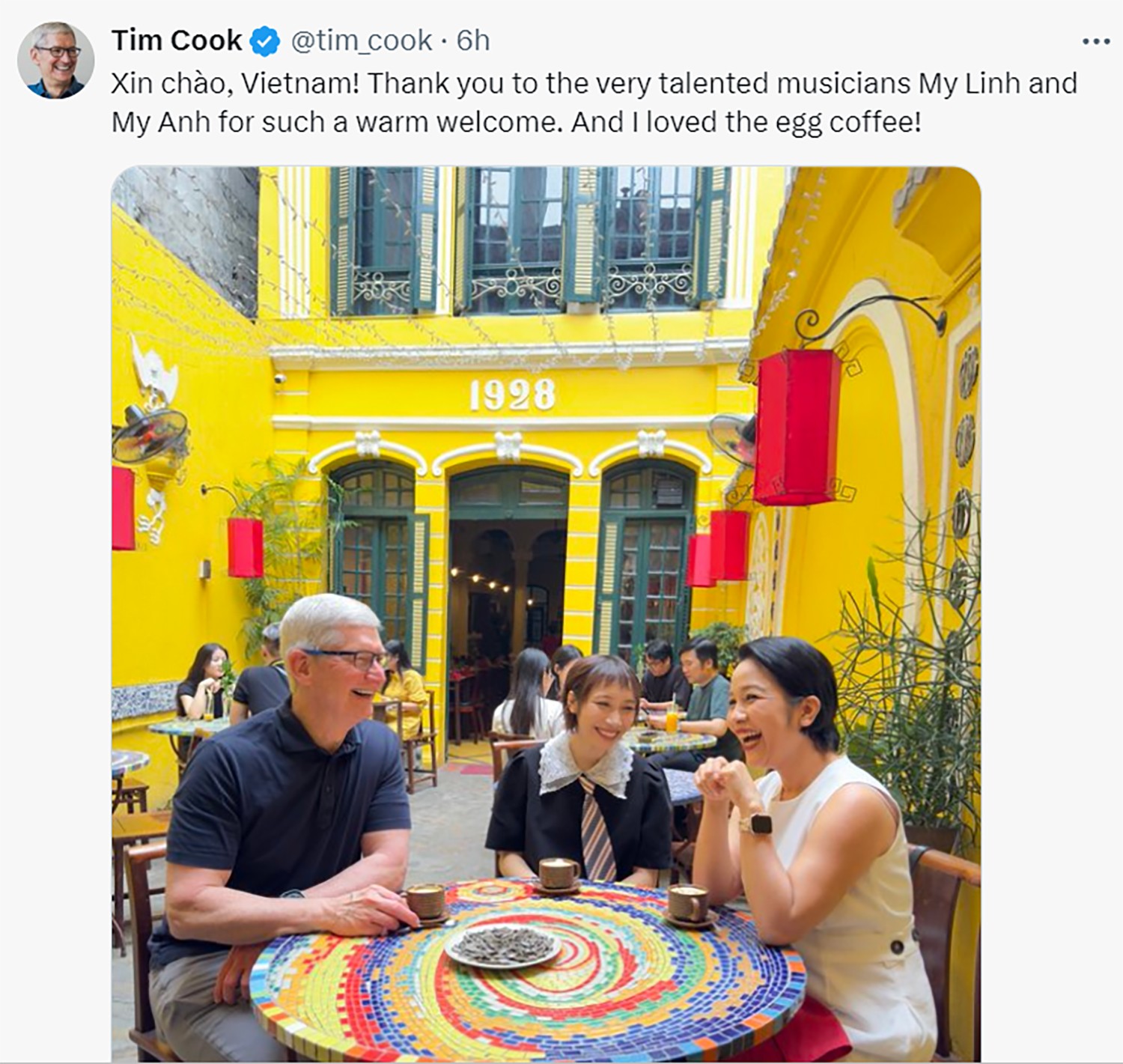 Sáng 15/4, Tim Cook - CEO Apple đã tới Hà Nội bằng chuyên cơ riêng. Sau khi tới Việt Nam, CEO Apple Tim Cook đã đăng dòng trạng thái: "Xin chào Việt Nam! Cảm ơn những nghệ sỹ tài năng Mỹ Linh và Mỹ Anh đã có buổi đón tiếp nồng hậu. Tôi cũng rất mê món cà phê trứng".