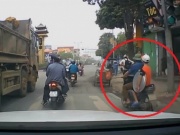 Tin tức trong ngày - Clip: Xe máy bị xe tải “khủng” cán vì chạy ẩu, tài xế và cháu bé thoát chết kỳ diệu
