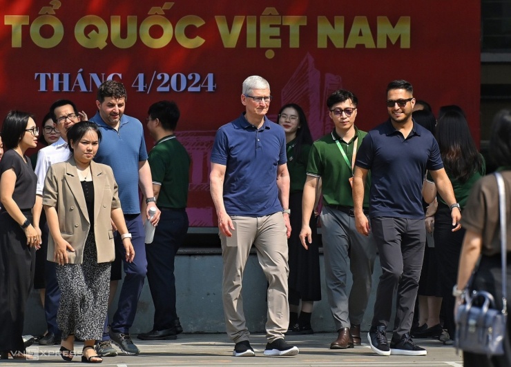  Ngày làm việc thứ hai của  CEO Apple tại Việt Nam bắt đầu sớm. Lúc 8h30, đoàn xe chở ông tới trường Tiểu học và THCS Ngôi sao Hà Nội ở quận Thanh Xuân. Ảnh: Giang Huy  