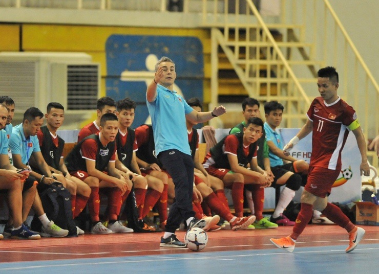 HLV Miguel Rodrigo từng nắm tuyển futsal Việt Nam giờ đang dẫn dắt Thái Lan. Ảnh: AP