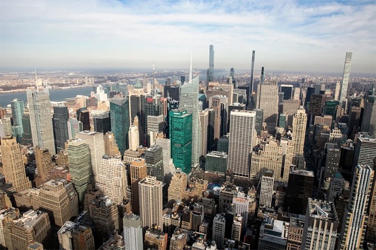 Là nơi sinh sống của 340.000 triệu phú, 724 triệu phú centi và 58 tỷ phú, New York là trung tâm tài chính của Mỹ và là thành phố giàu có nhất thế giới xét theo nhiều tiêu chí. 
