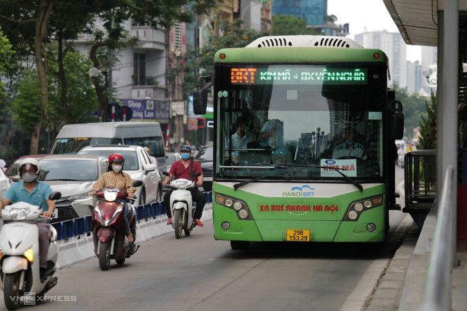 Từ khi đi vào hoạt động năm 2016 tuyến BRT Kim Mã - Yên Nghĩa luôn gặp phải nhiều ý kiến trái chiều. Ảnh: Ngọc Thành