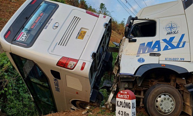 Xe khách va chạm xe đầu kéo, lao xuống cống tại xã Đăk Tờ Re, huyện Kon Rẫy, tỉnh Kon Tum. Ảnh: Bệnh viện cung cấp