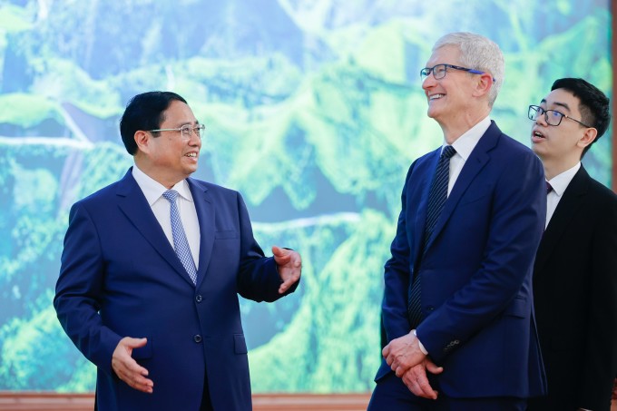Thủ tướng Phạm Minh Chính và CEO Tim Cook. Ảnh: Nhật Bắc