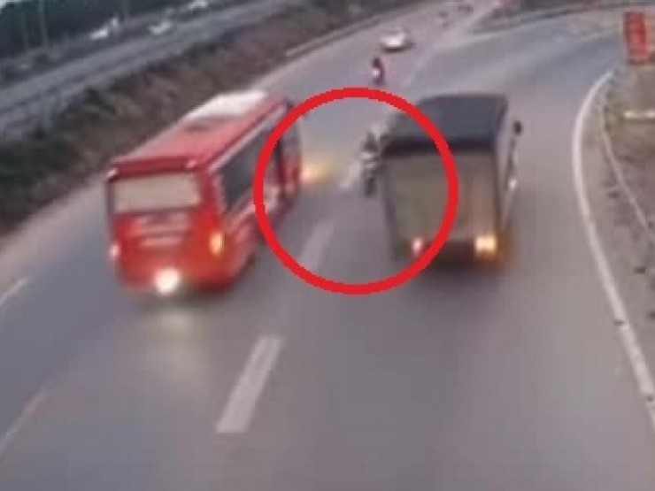 Clip: Chạy khó lường, tài xế xe máy khiến 2 ô tô gặp nạn