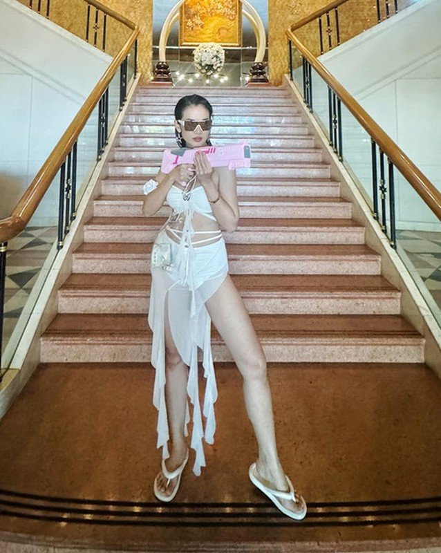 Siêu mẫu Việt U40 diện váy áo ướt nước nổi bật ở lễ hội té nước Thái Lan - 1