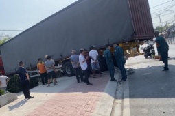 Tin tức trong ngày - Xe máy bị cuốn vào gầm xe container, người đàn ông thoát chết trong gang tấc