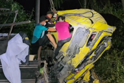 Tin tức trong ngày - Lật xe trên đèo Lò Xo: 5 giờ đưa thi thể 2 người chết kẹt trong cabin ra ngoài
