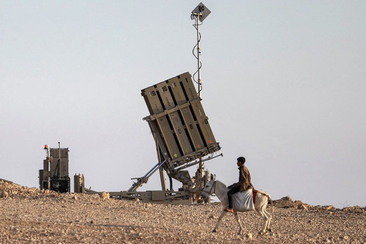 Một bệ phóng tên lửa phòng không Iron Dome của Israel.