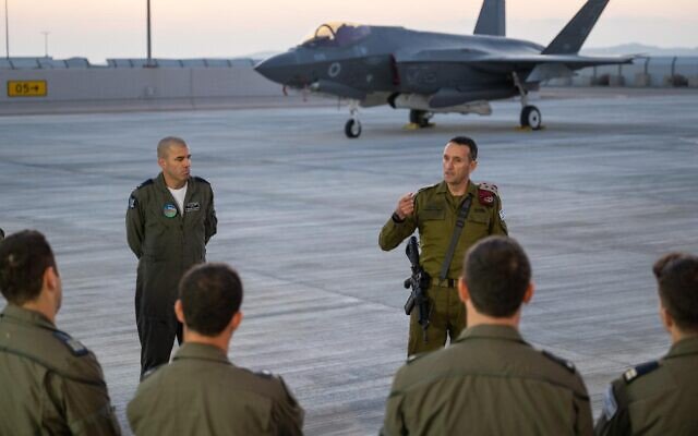 Tổng Tham mưu trưởng&nbsp;quân đội Israel,&nbsp;trung tướng Herzi Halevi (phải)&nbsp;phát biểu khi tới thăm căn cứ không quân Nevatim.