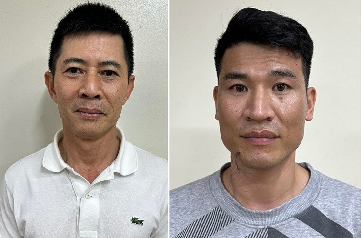 Bị can Nguyễn Duy Hưng (áo trắng) và bị can Trần Anh Quang tại cơ quan điều tra. Ảnh: Bộ Công an