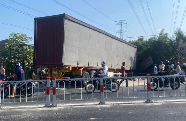  Xe máy bị cuốn vào gầm xe container, người đàn ông may mắn thoát nạn