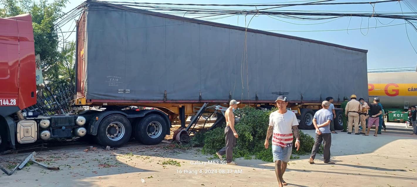  Công an có mặt điều tra vụ tai nạn