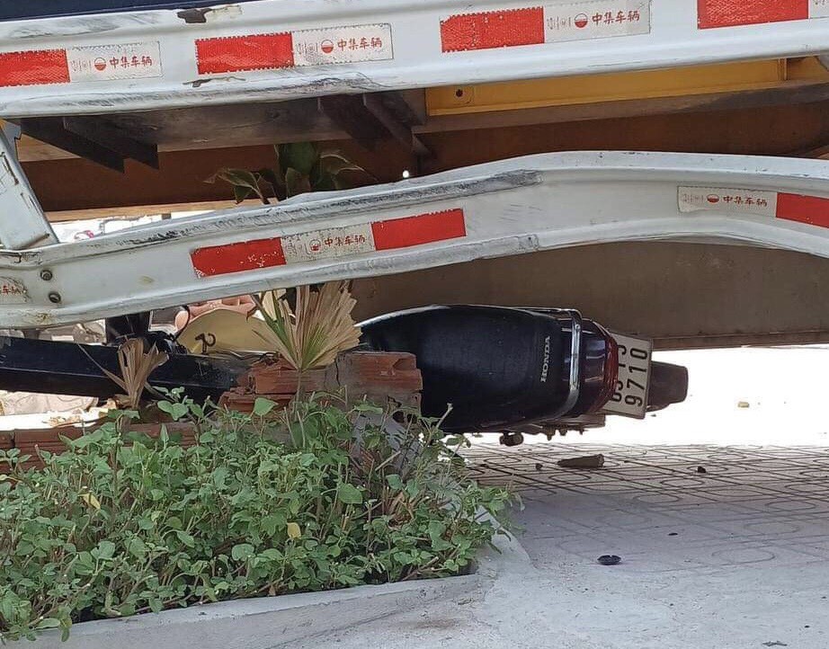 Xe container nằm chắn ngang đường