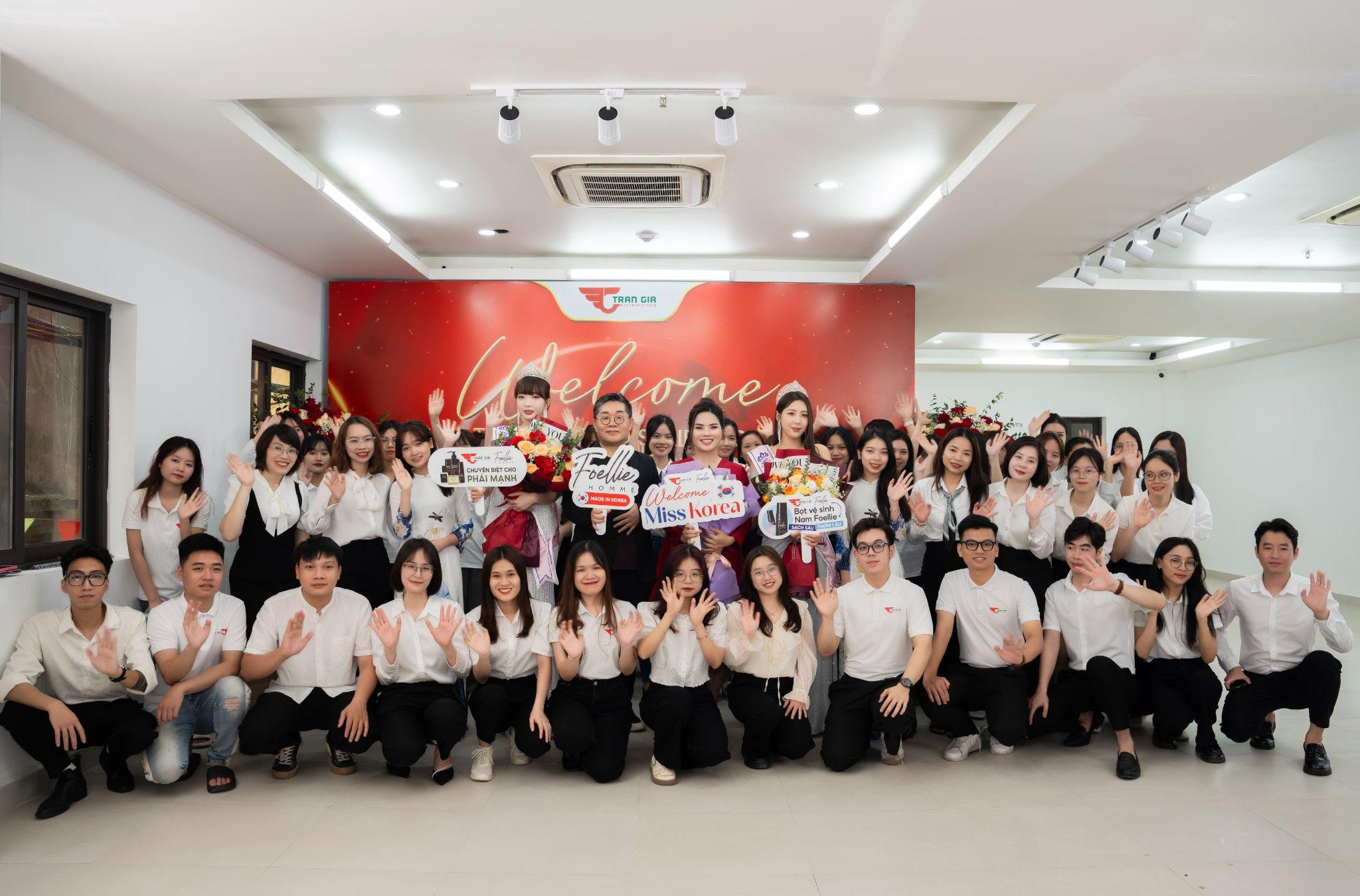 Tập thể Công ty Trần Gia và đại diện nhãn hàng Foellie cùng nhau lưu lại khoảnh khắc đáng nhớ