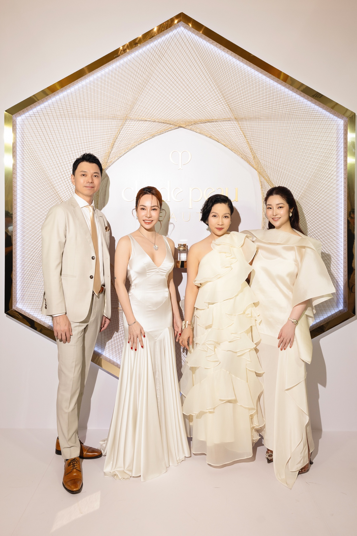 Uyên Linh đọ dáng bên dàn mỹ nhân tại sự kiện của thương hiệu mỹ phẩm cao cấp toàn cầu - 7