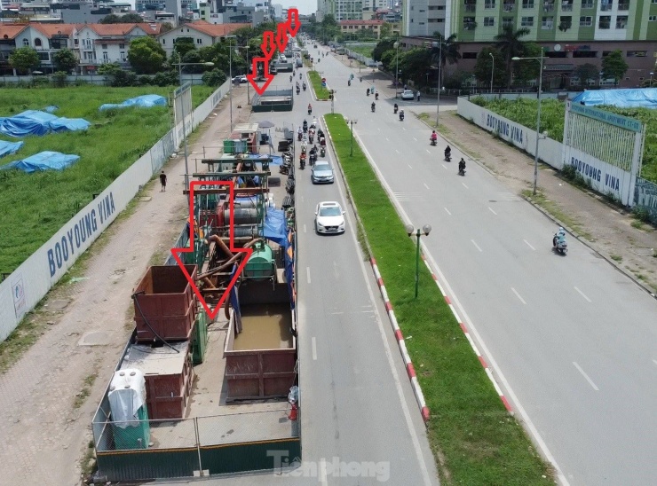 Tuyến phố chỉ dài 1,2 km nhưng có đến 9 vị trí hàng rào thi công chiếm 2/3 lòng đường được dựng nên.