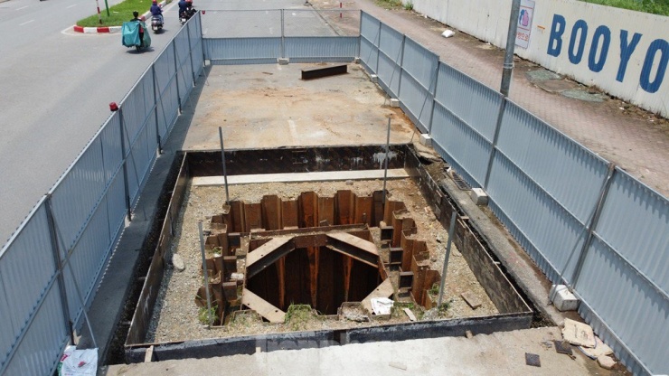 Có hàng rào còn mở rộng phạm vi thi công, đồng nghĩa với chiếm dụng thêm đường giao thông.