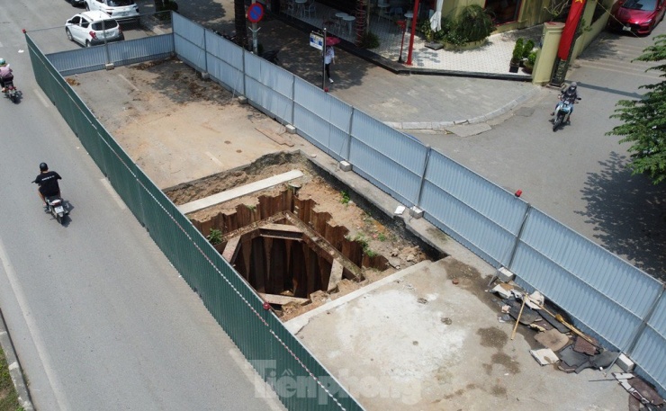 Hàng rào thi công trên phố Vũ Trọng Khánh thuộc gói thầu 4, dự án xử lý nước thải Yên Xá. Tuy nhiên, trong các năm 2021-2022 nhà thầu thi công đã không thể thi công tiếp, dẫn đến 9 công trường dự án phải quây rào để từ đó đến nay.