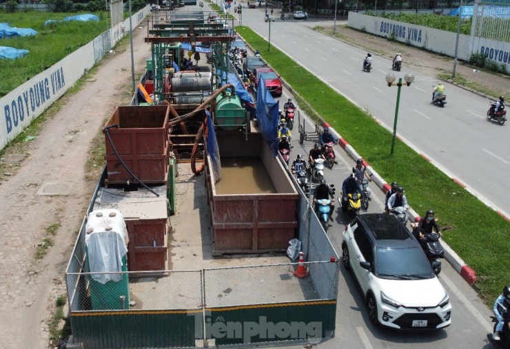 Việc 9 công trường thi công mở rào và thi công trở lại đã dẫn đến phố Vũ Trọng Khánh tiếp tục ùn tắc kéo dài những ngày qua.