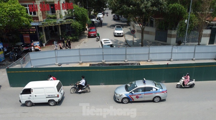 Ngoài chiếm dụng lòng đường phố Vũ Trọng Khánh, nhiều vị trí hàng rào tại đây còn bịt cả các ngã ba, ngã tư có phố và đường giao nhau với phố Vũ Trọng Khánh.