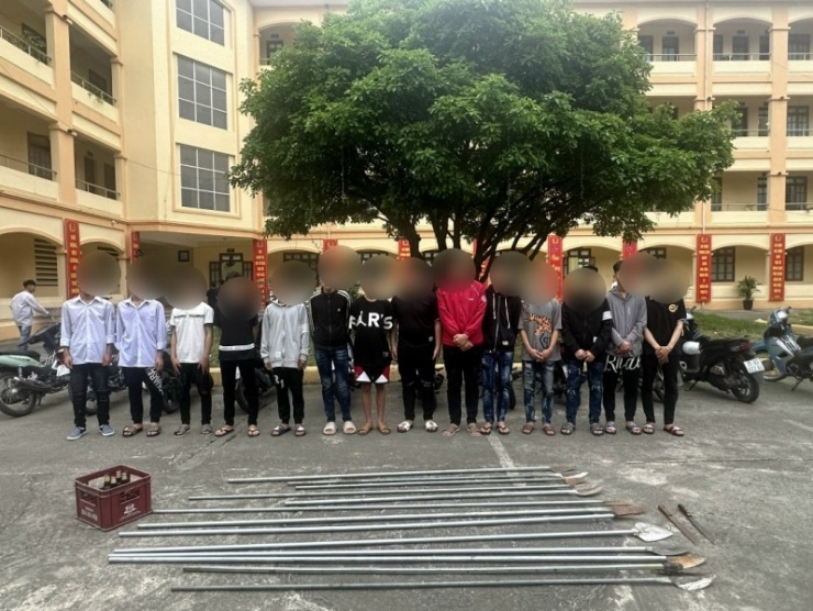  Công an TP Ninh Bình triệu tập nhóm thanh, thiếu niên về trụ sở Công an  thành phố và tang vật thu giữ.  
