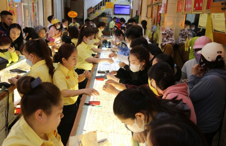 Người dân mua vàng tại một cửa hàng ở quận Bình Thạnh, TP.HCM. Ảnh: HOÀNG GIANG