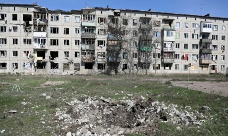 Một hố bom gần căn nhà tại Chasiv Yar hồi tháng 4/2023. Ảnh: Getty Images