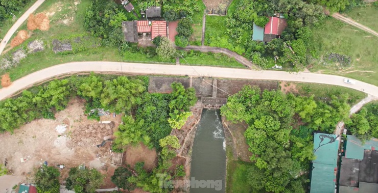 Cống Xuân Quan trên sông Hồng thuộc huyện Văn Giang, Hưng Yên (giáp ranh với thành phố Hà Nội). Hiện tại cống Xuân Quan đang được sử dụng để phục vụ việc tưới tiêu cho nông nghiệp tại khu vực.