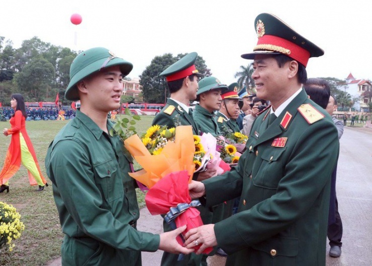 Trung tướng Nguyễn Quang Cường (phải). Ảnh: TTXVN