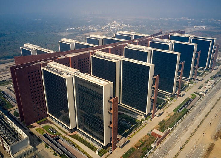 Tọa lạc tại thành phố Surat, bang Gujarat, Ấn Độ, tòa nhà Surat Diamond Bourse đã trở thành tòa nhà văn phòng lớn nhất thế giới. Trước đó, kỷ lục này do Lầu Năm Góc của Mỹ nắm giữ suốt 80 năm.
