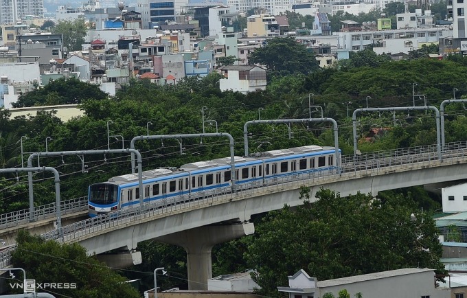 Tàu Metro số 1 chạy thử toàn tuyến, đoạn qua trung tâm TP HCM, tháng 8/2023. Ảnh: Thanh Tùng