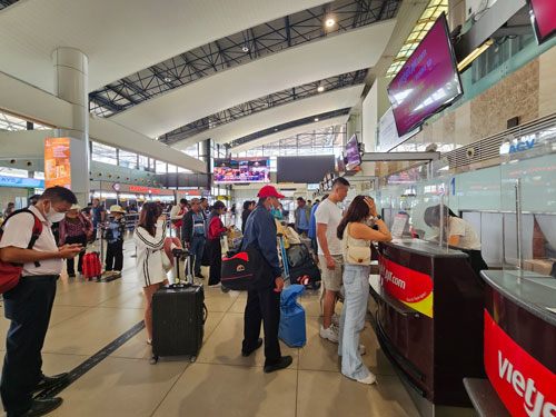 Hành khách làm thủ tục bay tại sân bay Nội Bài (TP Hà Nội).Ảnh: LAM GIANG