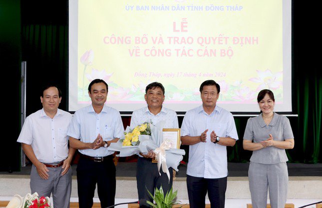 Ông Lê Quốc Điền nhận quyết định, hoa chúc mừng từ lãnh đạo tỉnh Đồng Tháp.