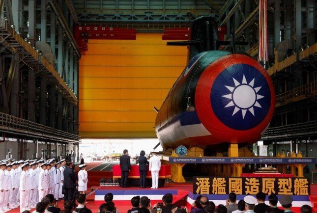 Chiếc tàu ngầm nội địa đầu tiên của Đài Loan (Trung Quốc) ra mắt tháng 9/2023. (Ảnh: Reuters)