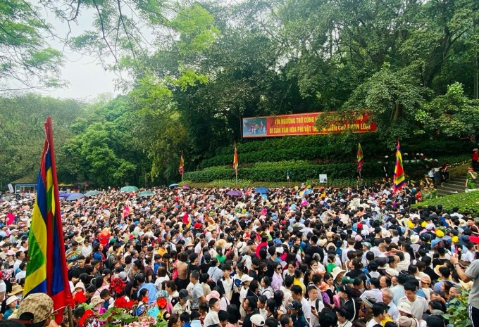 Người dân đổ về đền Hùng dâng hương sáng 14/4. Ảnh: Trà My (vnexpress)