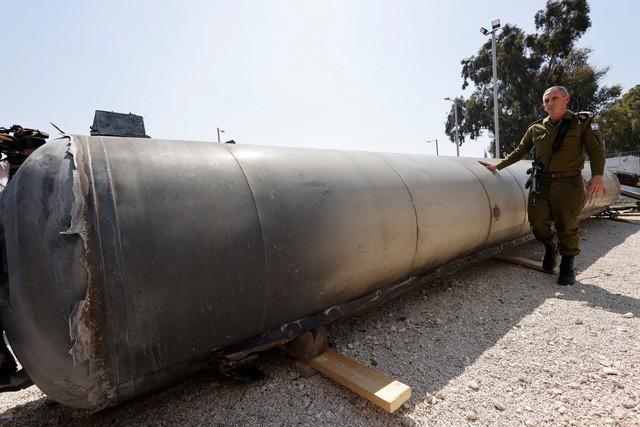 Một tên lửa đạn đạo được cho là của Iran được trưng bày tại căn cứ quân sự Julis của Israel hôm 16-4. Ảnh: Reuters