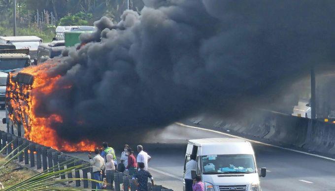 Hiện trường xe giường nằm bốc cháy. Ảnh: Phúc Thành