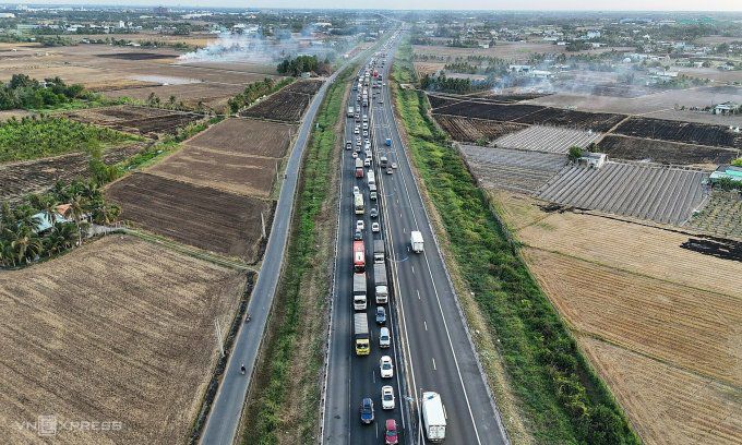 Dòng xe ùn tắc kéo dài khi xảy ra sự cố. Ảnh: Hoàng Nam