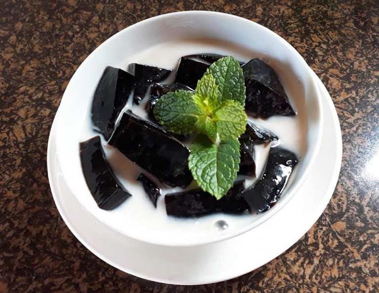 Thạch đen là món ăn vặt, giải nhiệt mùa hè được người dân thành phố ưa chuộng những năm gần đây.
