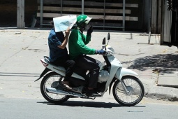 Tin tức trong ngày - Thời tiết ngày 17/4: Nắng nóng như thiêu đốt vẫn diễn ra khắp 3 miền