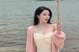 Quỳnh Nga dạo này mê kiểu váy mong manh, khoe vòng 1 gợi cảm mà không phô