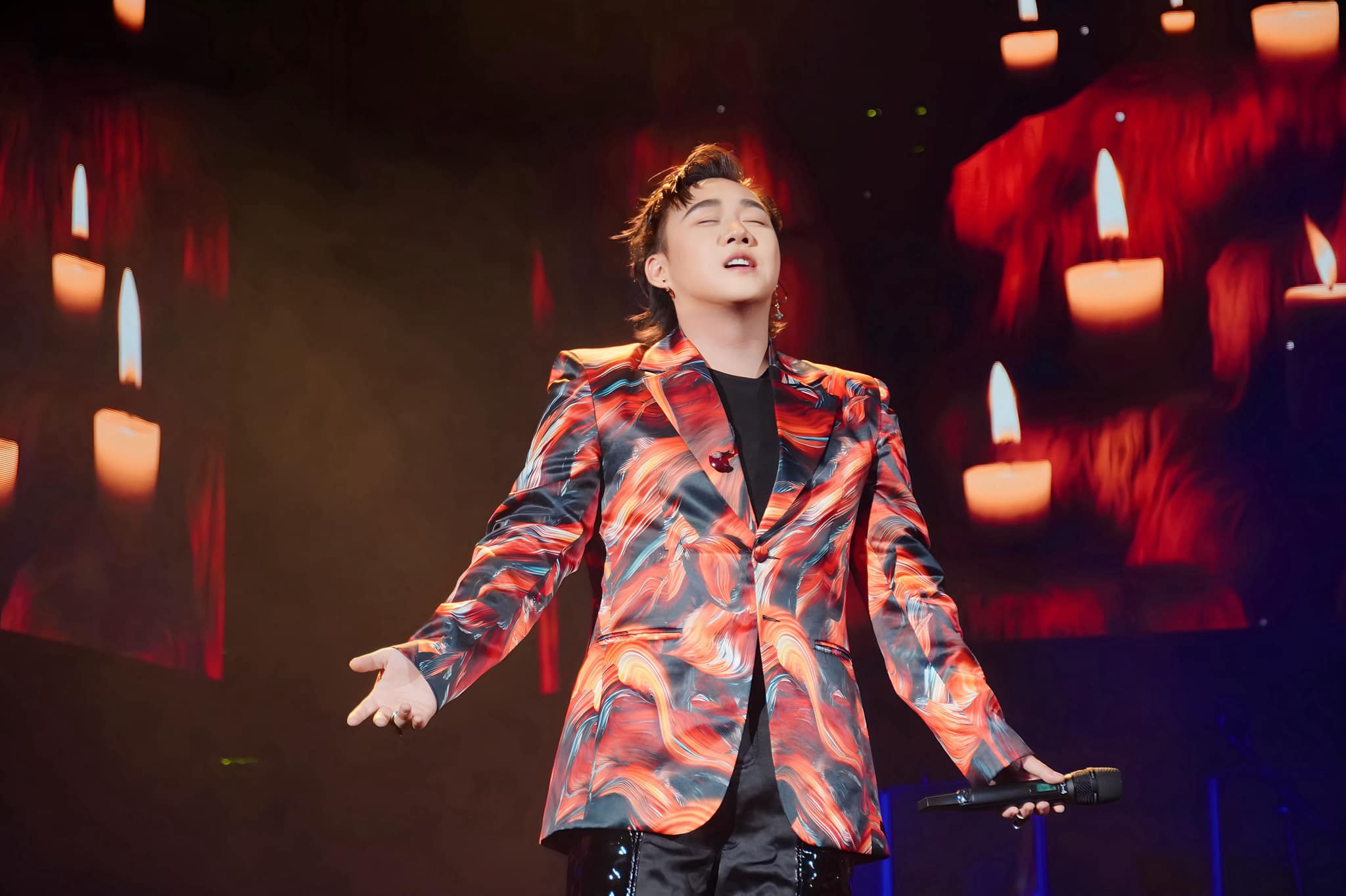 Trung Quân cũng là cái tên thường xuyên "tạo hit" ở các sân khấu live.