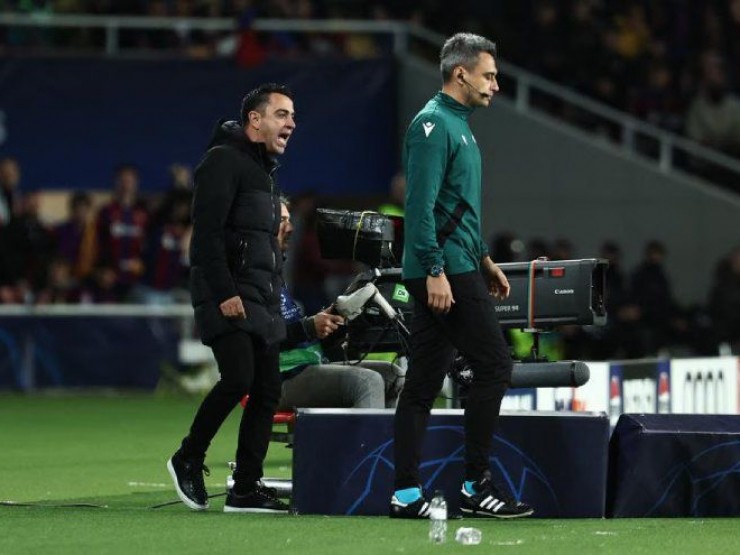 Barca thua sốc: Xavi nổi giận vì chiếc thẻ đỏ, “người cũ” Enrique tự hào